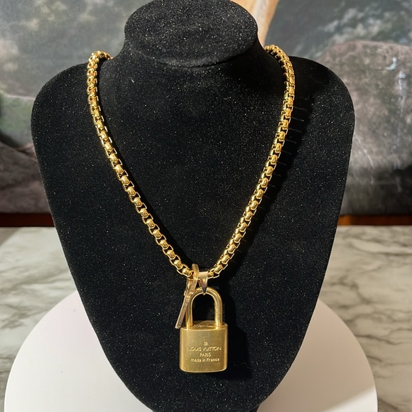 LOUIS VUITTON LOCK AND KEY #309 WITH GOLD PLATED STAINLESS STEEL CHAIN. - Picture 5 of 6